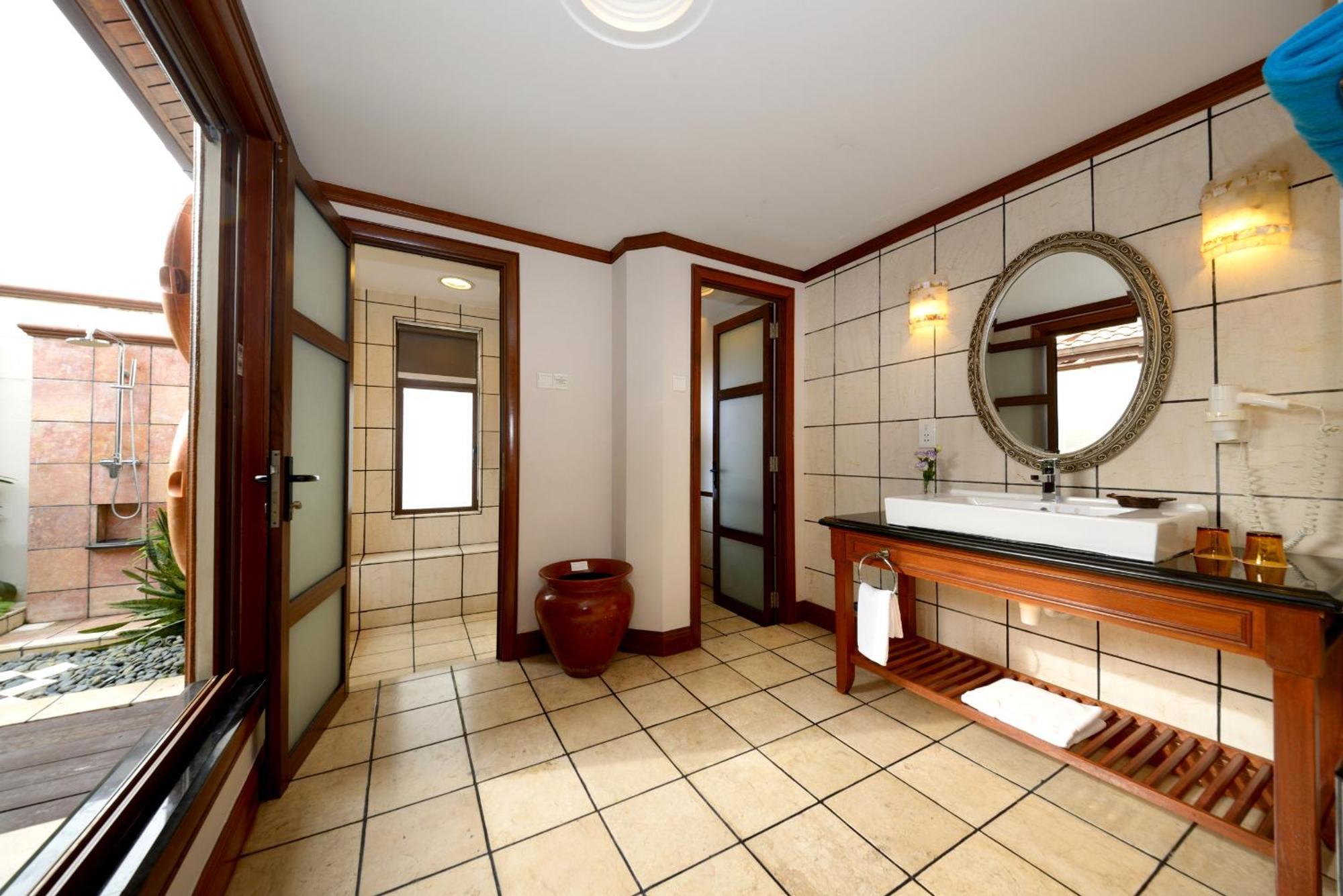Grand Lexis Port Dickson Hotel Exterior photo Bathroom